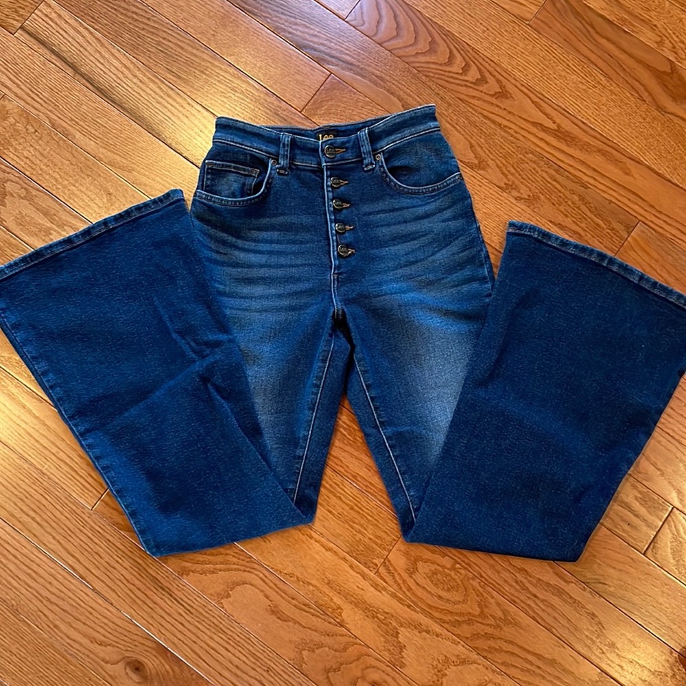 Lee high rise, button fly flares. Size 25